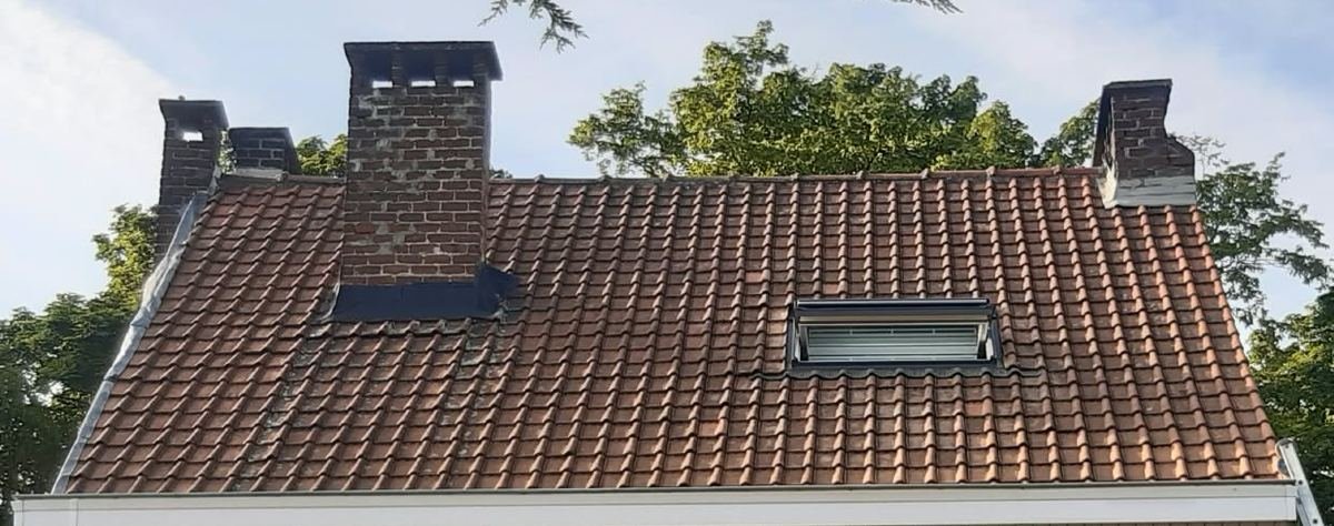 Rood pannendak met vernieuwde aansluiting rond de schouw en rond het dakraam